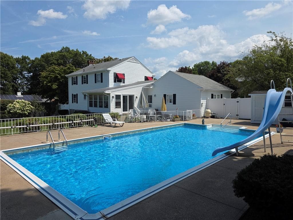 10 Surrey Lane photo 8