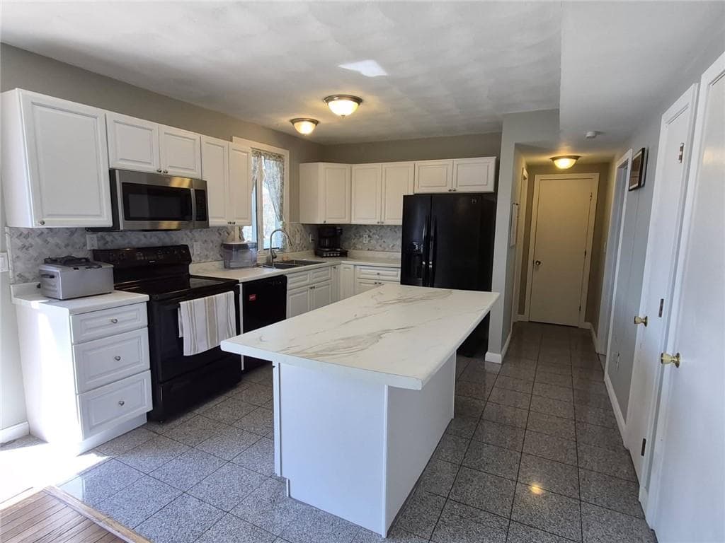 2484 Hartford Avenue photo 9