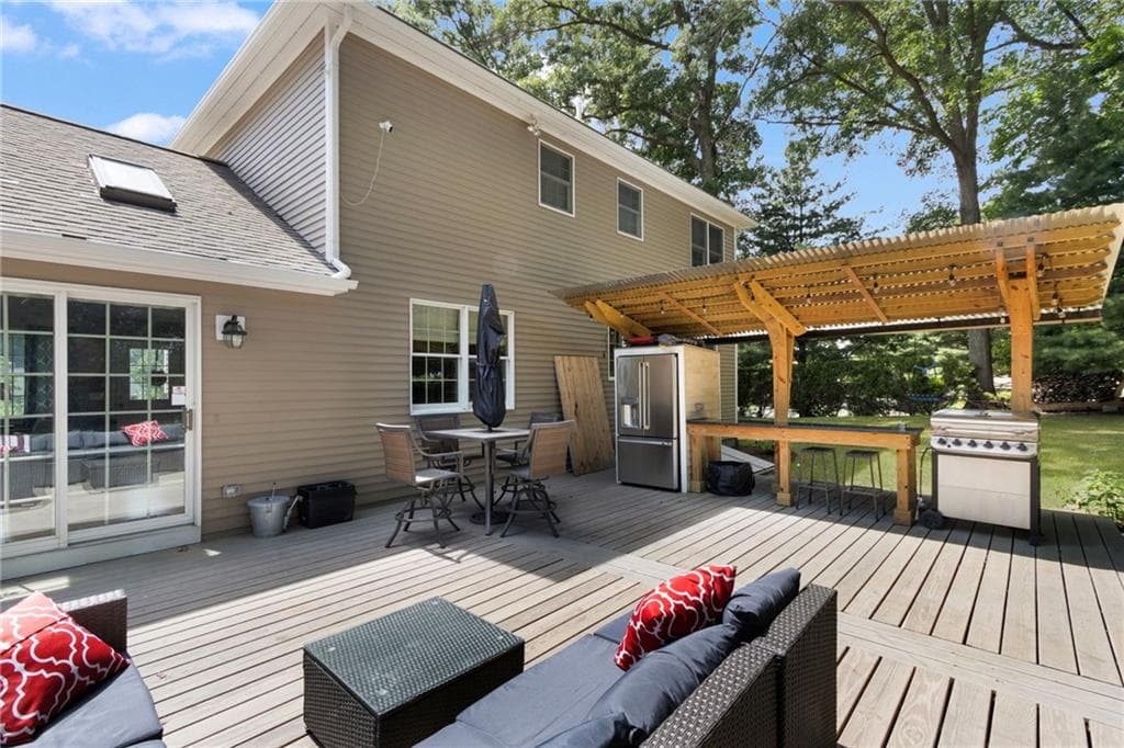 Single Family Residence at 25 Factory Pond Circle, Smithfield, photo 45 of 50