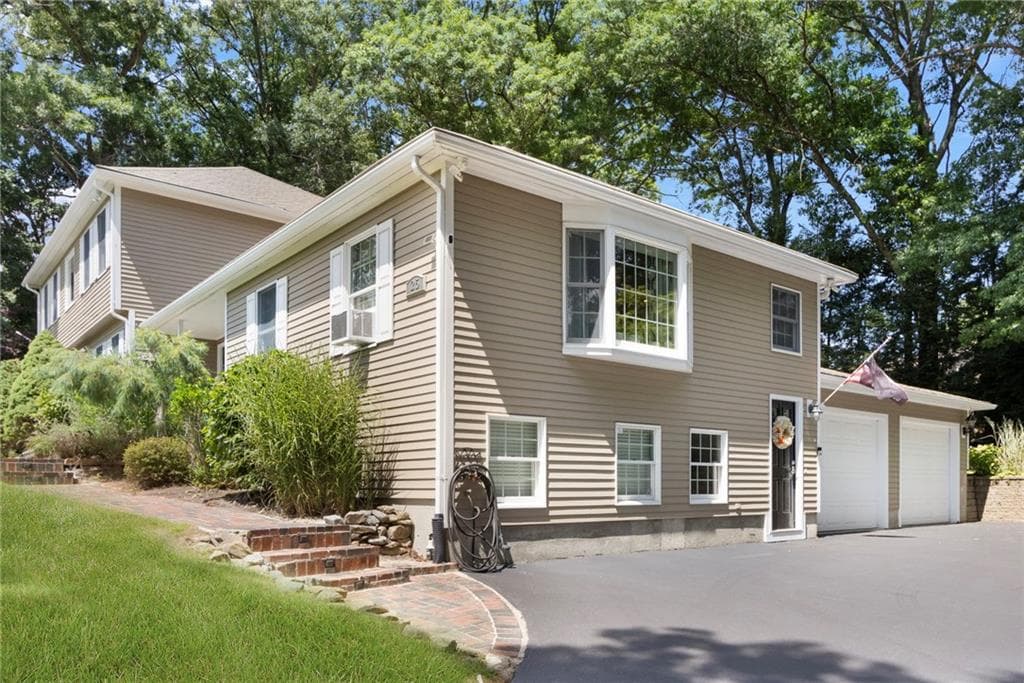 Single Family Residence at 25 Factory Pond Circle, Smithfield, photo 4 of 50