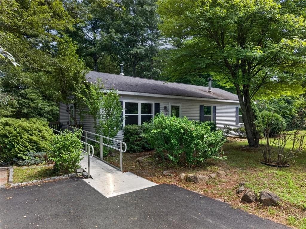 40 Thurston Drive photo 2