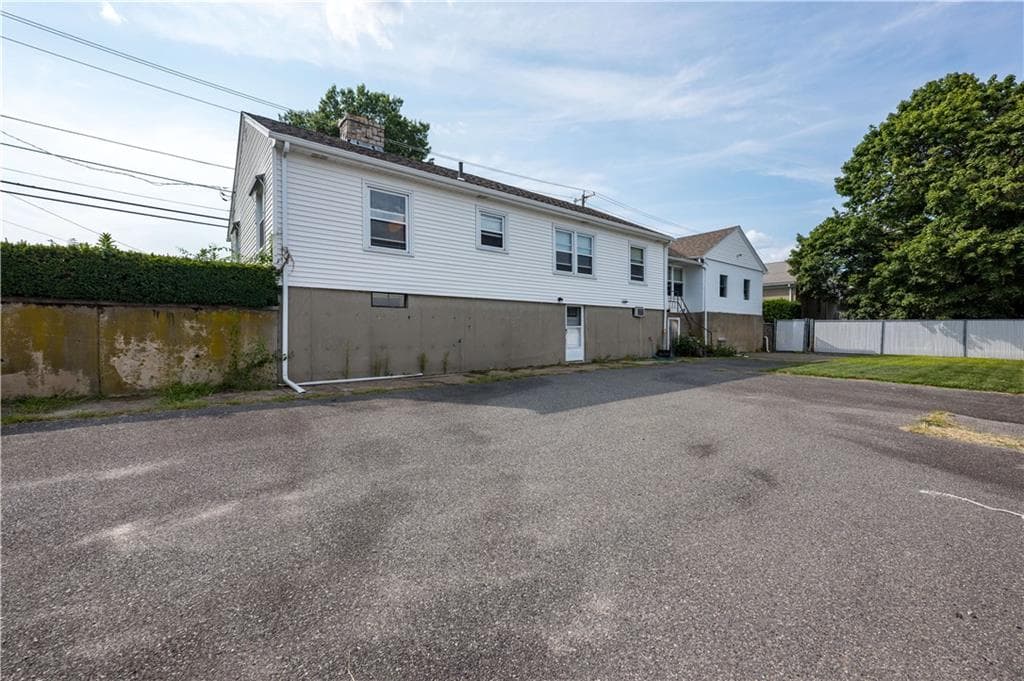 200 Budlong Road photo 7