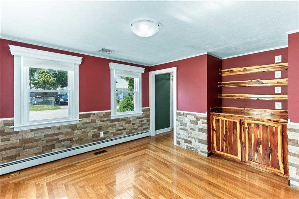 327 England Street photo 9
