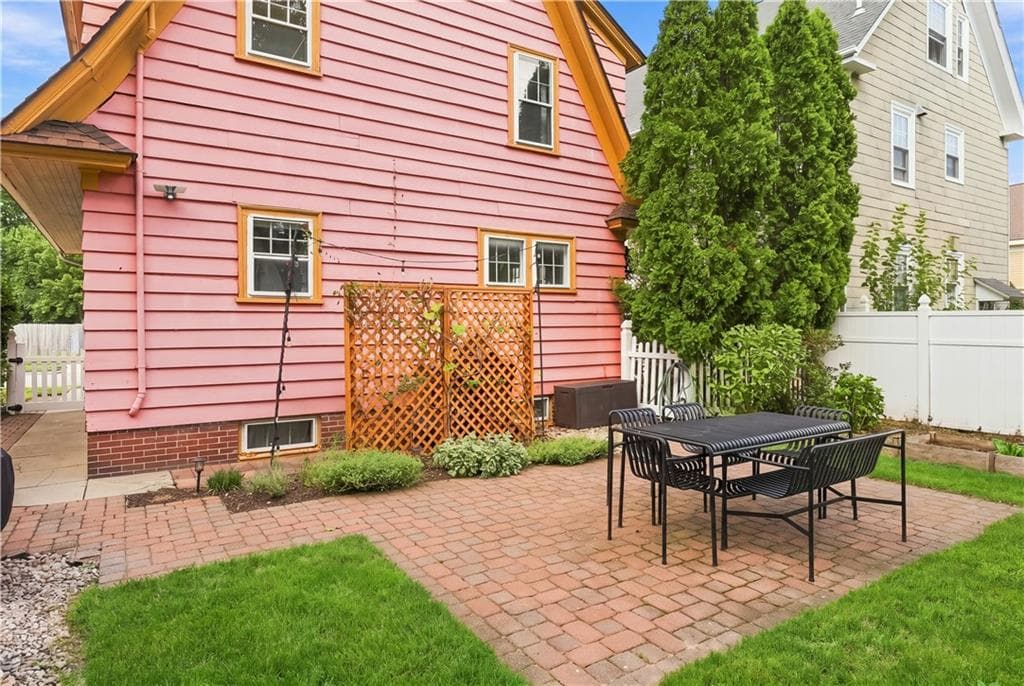 84 Waterman Avenue photo 37