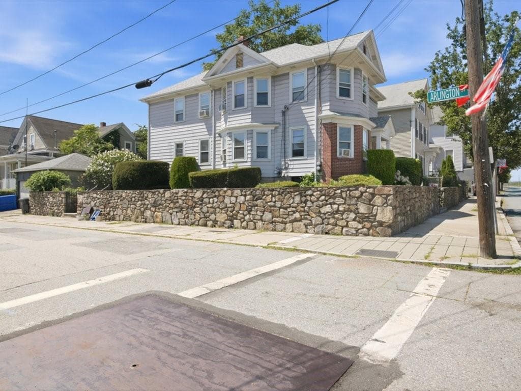 221 Warren Avenue photo 2