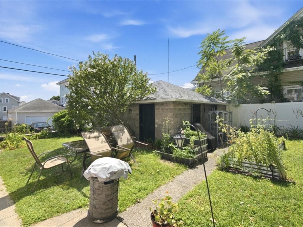 221 Warren Avenue photo 4