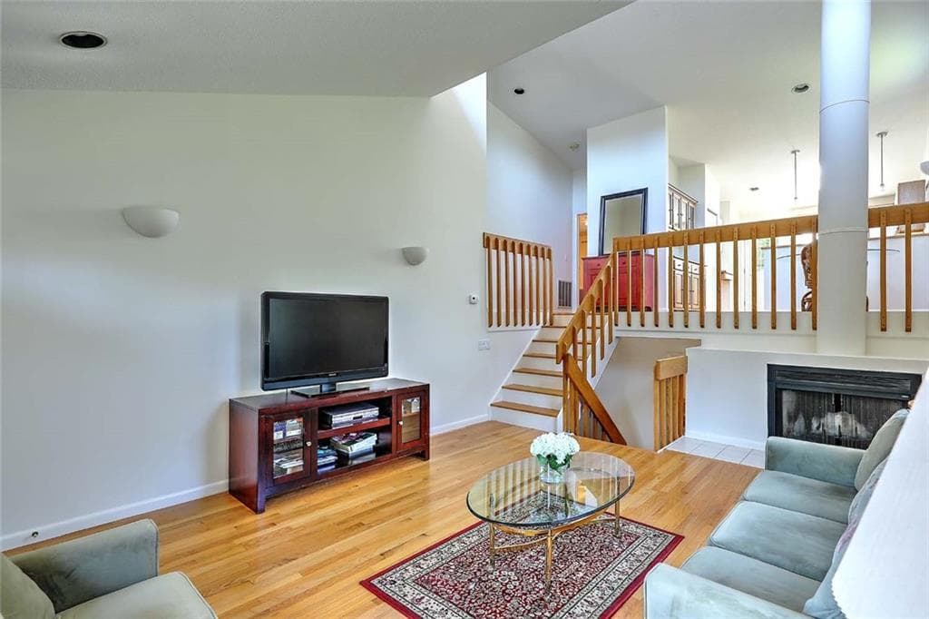 101 Cardinal Drive photo 4