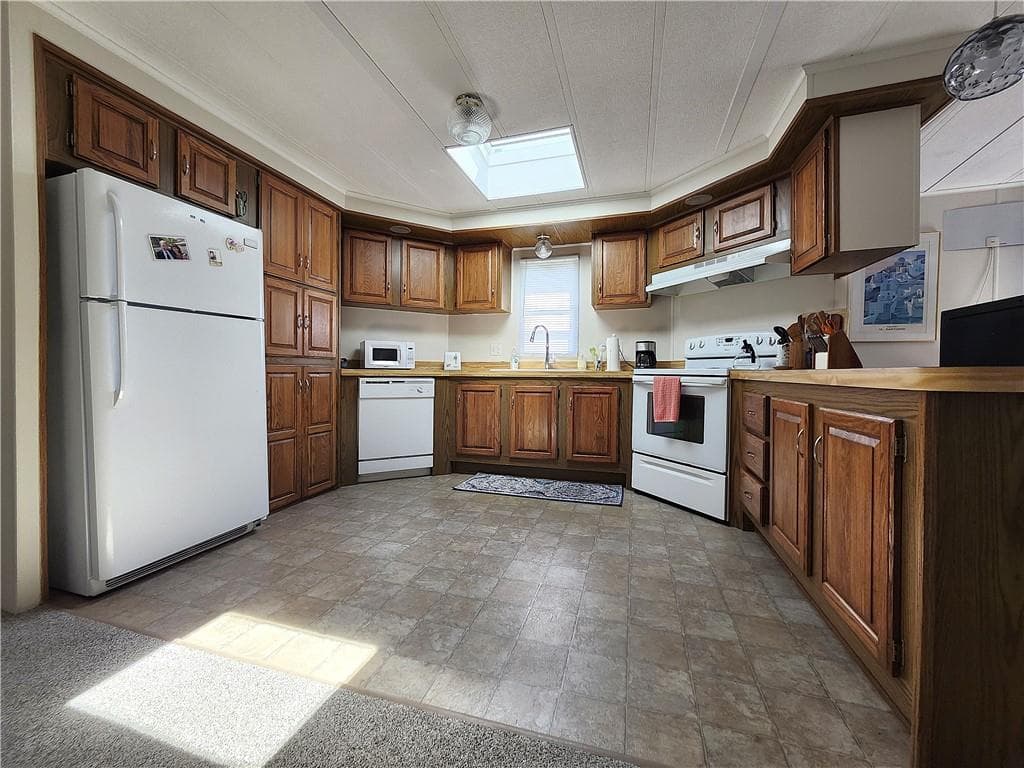 158 Holiday Court photo 11