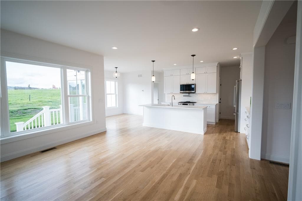 153 Revolution Way photo 4