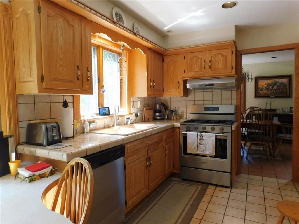 Single Family Residence at 20 SMALL POX Trail, Richmond, photo 9 of 46