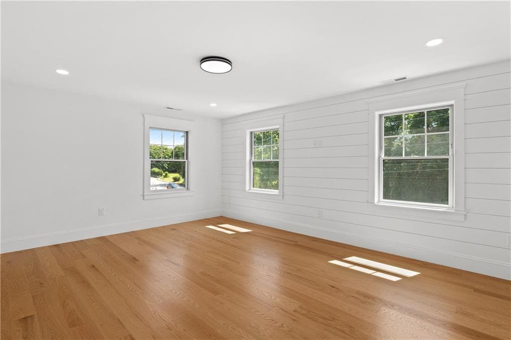95 W Main Road photo 32