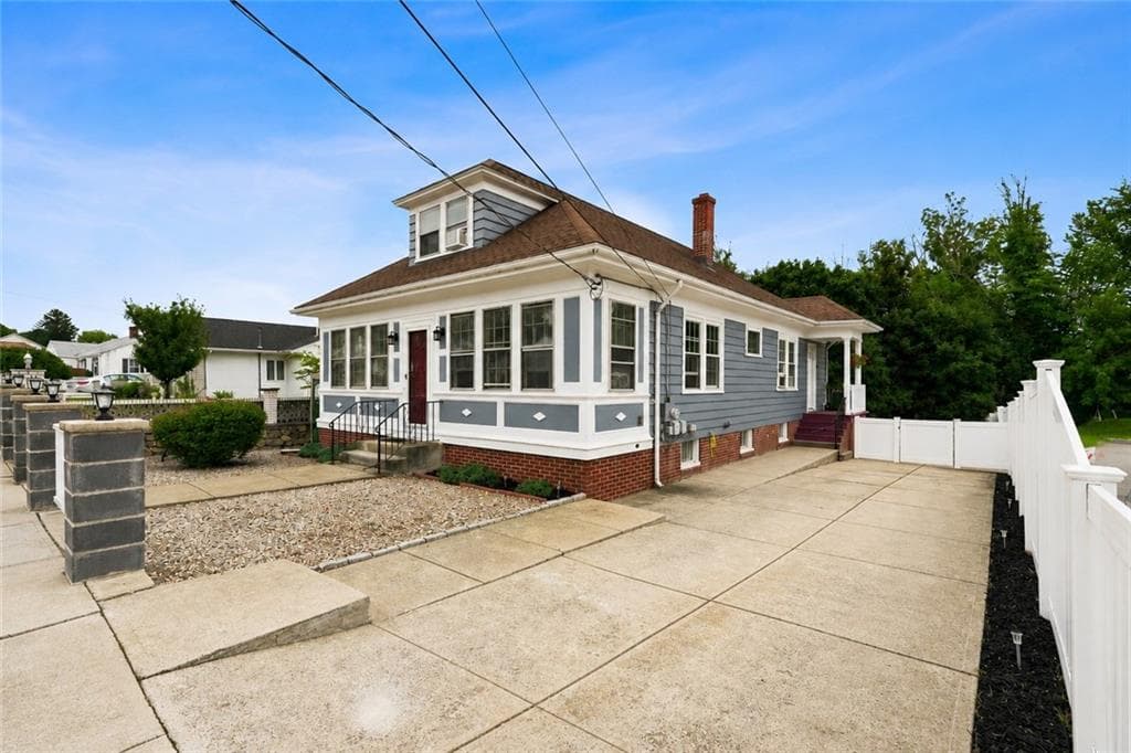 215 Simmonsville Avenue photo 2