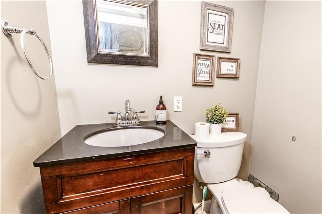 136 Jenckes Hill Road photo 23