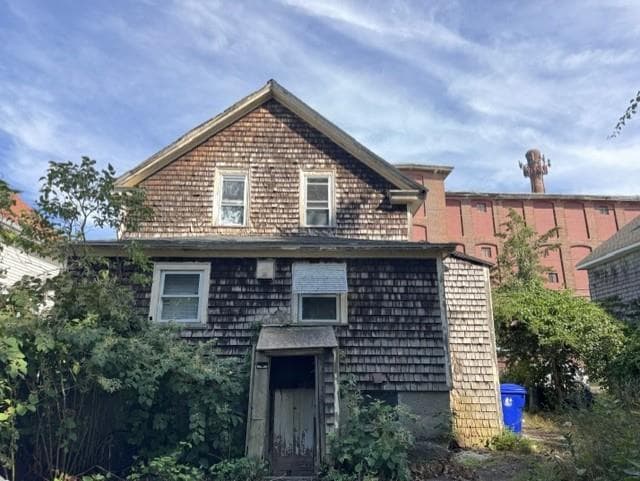 Single Family Residence at 397 Metacom Avenue, Warren, photo 2 of 4