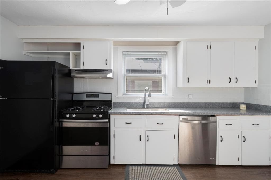 Single Family Residence at 135 Sandringham Avenue, Providence, photo 12 of 31