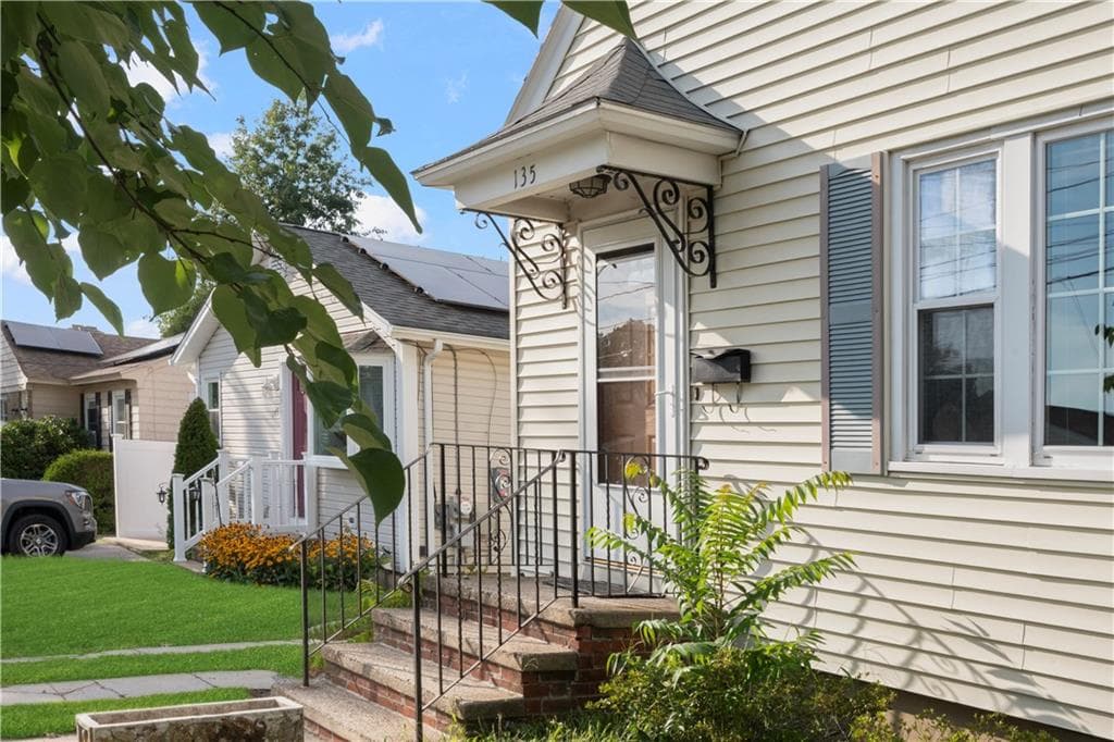 Single Family Residence at 135 Sandringham Avenue, Providence, photo 4 of 31