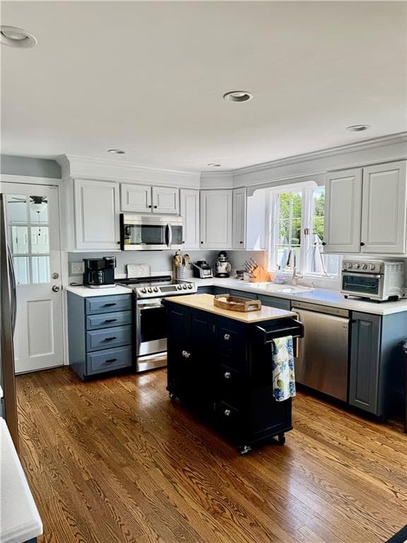Single Family Residence at 7 Cortland Lane, Smithfield, photo 7 of 25