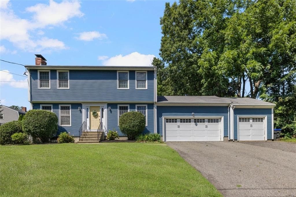 Single Family Residence at 45 Farm Drive, Cumberland, photo 9 of 40