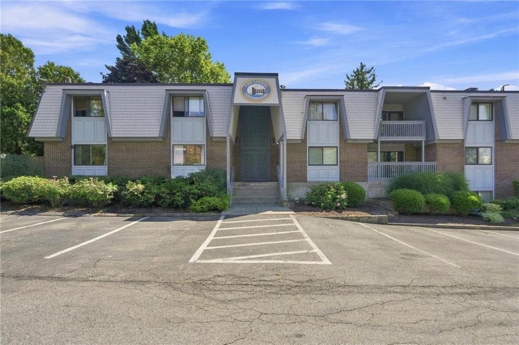 Condominium at 125 Van Zandt Avenue UNIT 201, Newport, photo 15 of 47
