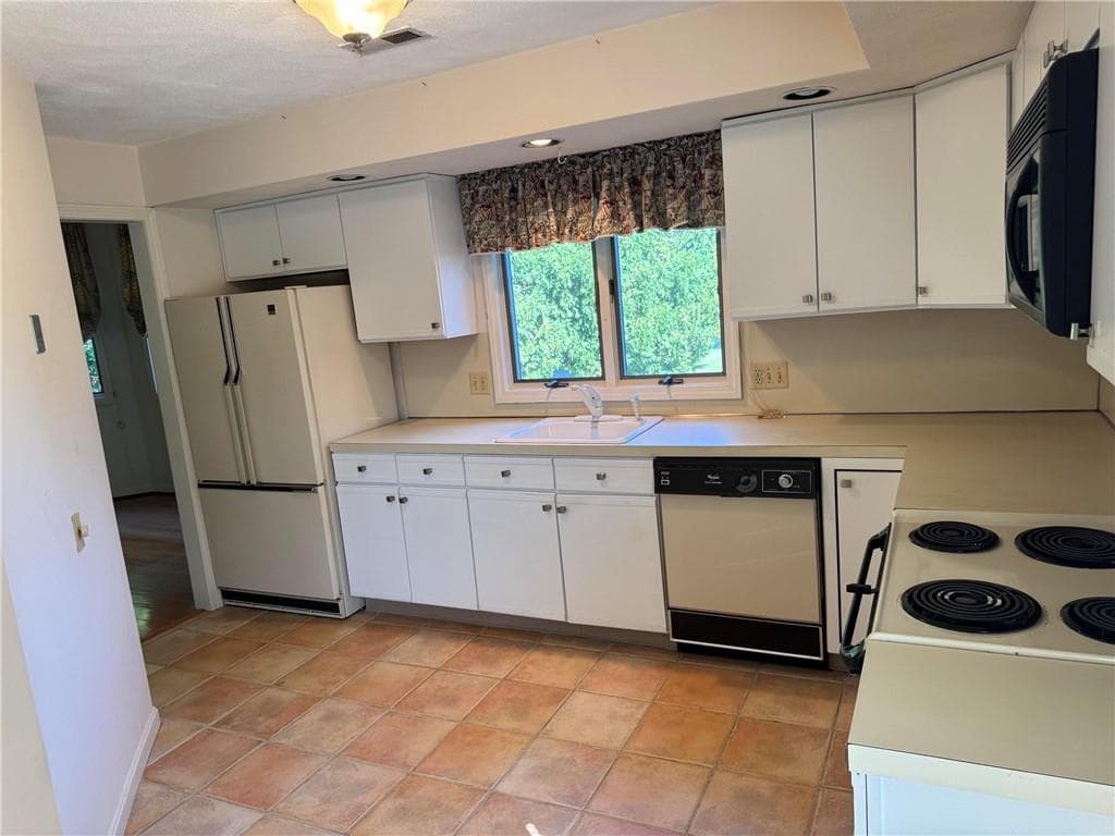 Condominium at 66 Nipmuc Trail UNIT F, North Providence, photo 5 of 39
