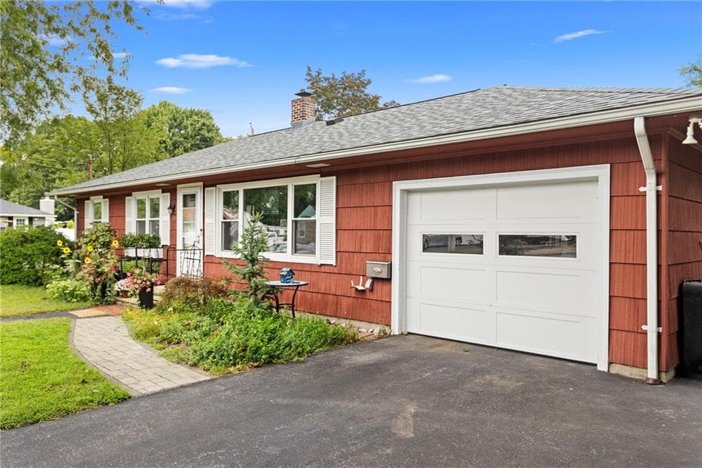 Single Family Residence at 30 Farnum Road, Warwick, photo 6 of 46
