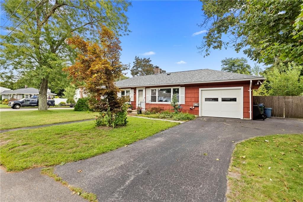 Single Family Residence at 30 Farnum Road, Warwick, photo 3 of 46