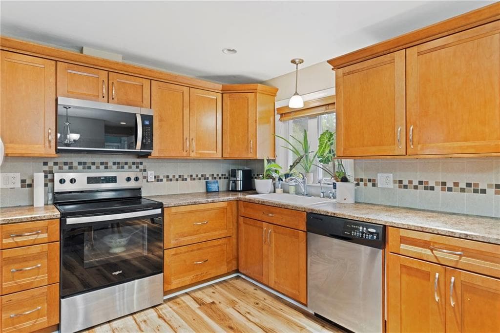 Single Family Residence at 30 Farnum Road, Warwick, photo 15 of 46