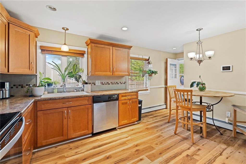 Single Family Residence at 30 Farnum Road, Warwick, photo 11 of 46