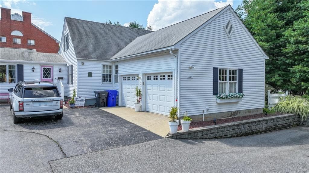 Single Family Residence at 1682 Douglas Avenue, North Providence, photo 5 of 50