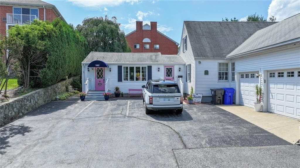 Single Family Residence at 1682 Douglas Avenue, North Providence, photo 4 of 50