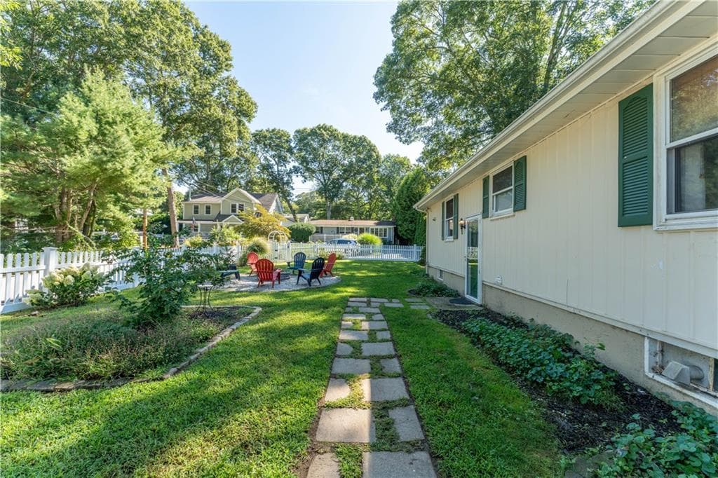 Single Family Residence at 4 Wake Robin Trail, Narragansett, photo 6 of 43
