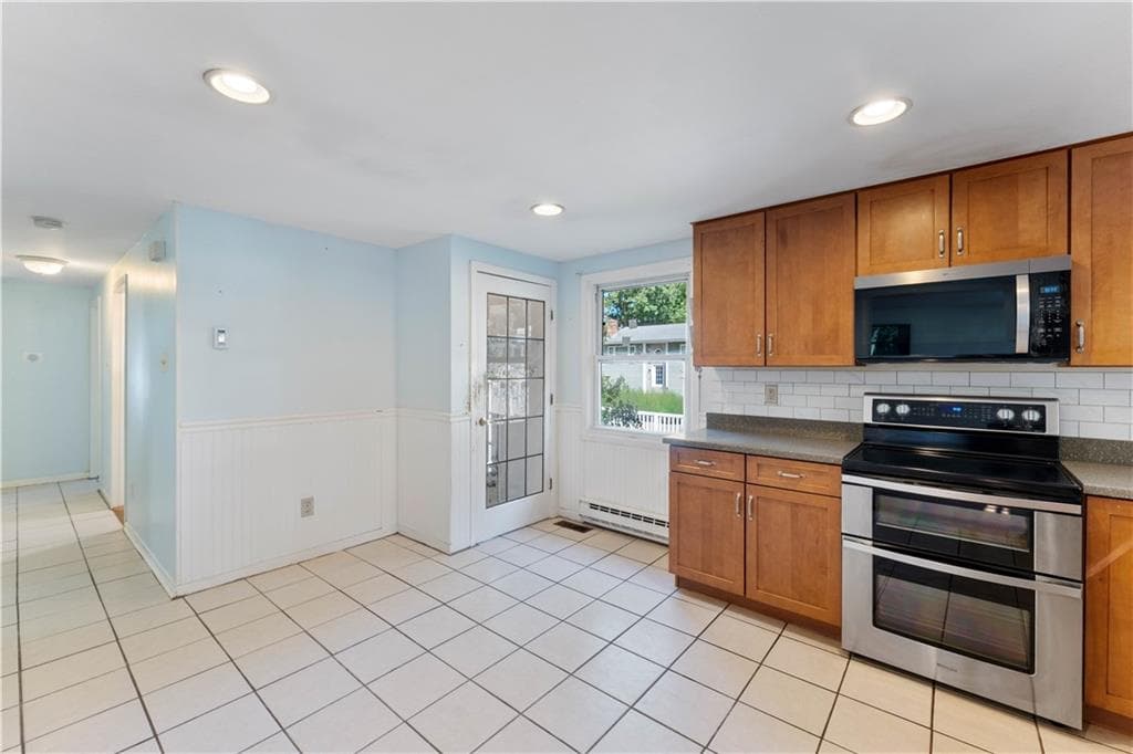 Single Family Residence at 4 Wake Robin Trail, Narragansett, photo 20 of 43