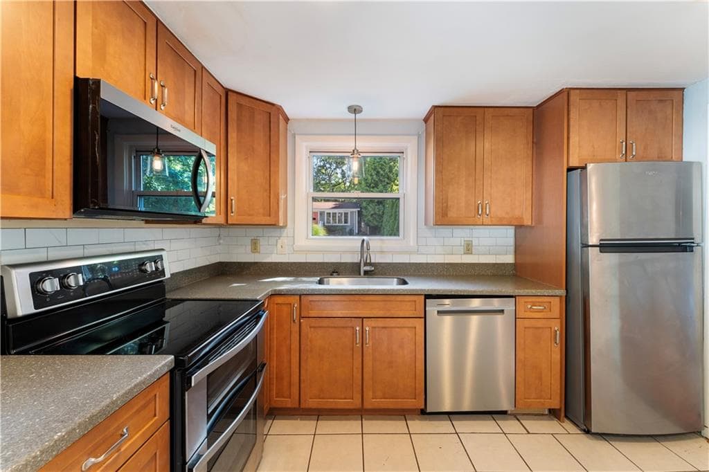 Single Family Residence at 4 Wake Robin Trail, Narragansett, photo 18 of 43
