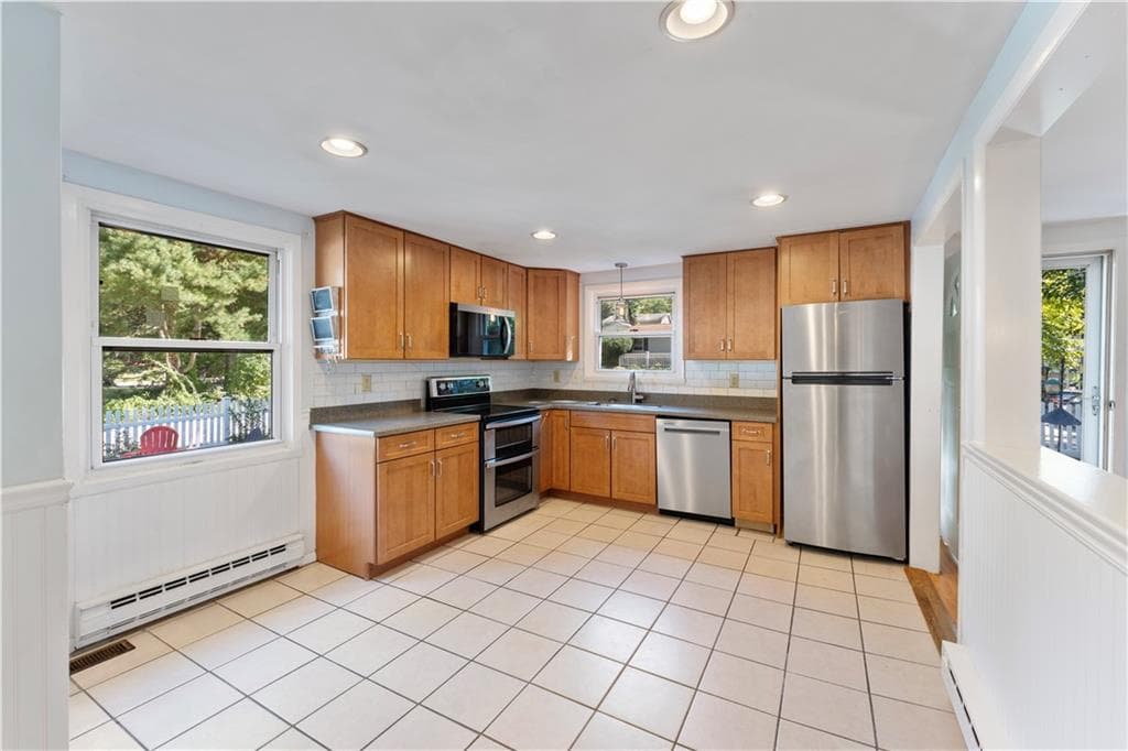 Single Family Residence at 4 Wake Robin Trail, Narragansett, photo 19 of 43
