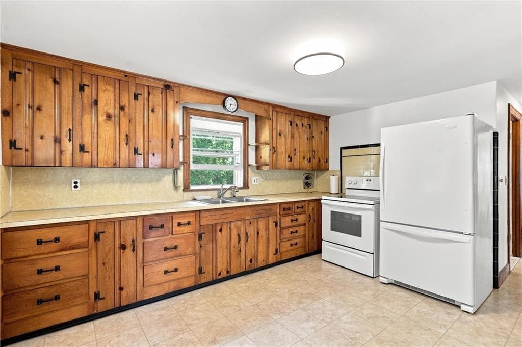 Single Family Residence at 12 Rollins Road, Warwick, photo 6 of 34