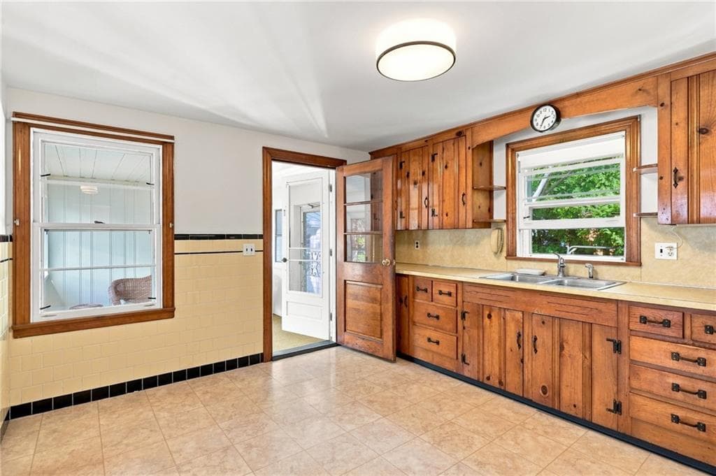 Single Family Residence at 12 Rollins Road, Warwick, photo 7 of 34