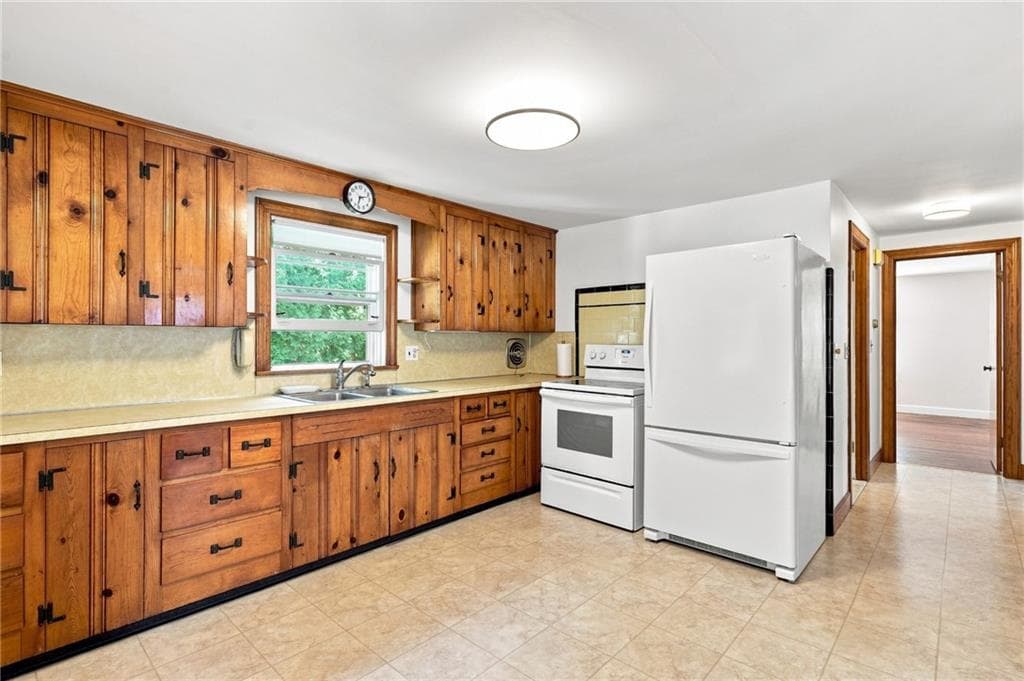 Single Family Residence at 12 Rollins Road, Warwick, photo 5 of 34