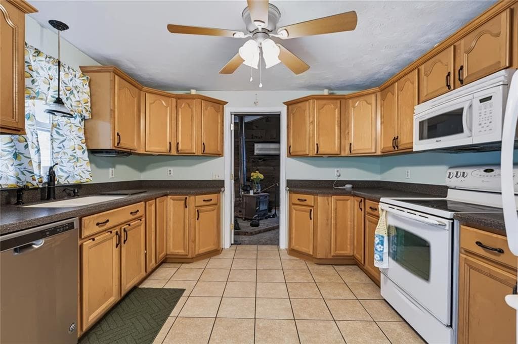 Single Family Residence at 16 Marigold Drive, Warwick, photo 6 of 26