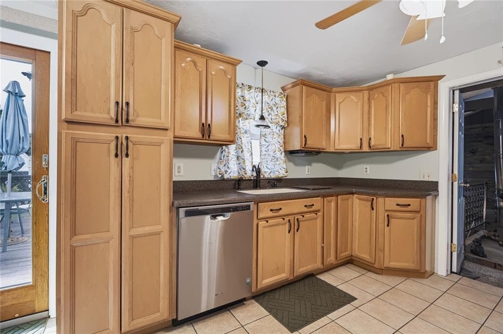 Single Family Residence at 16 Marigold Drive, Warwick, photo 7 of 26