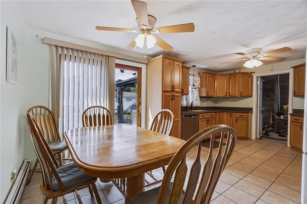 Single Family Residence at 16 Marigold Drive, Warwick, photo 8 of 26