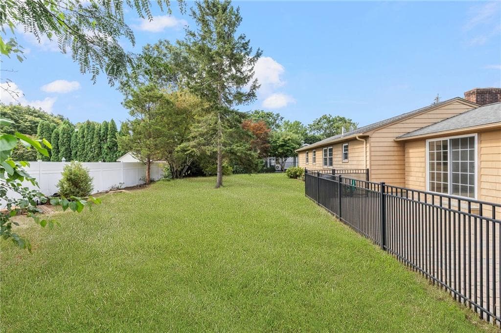 Single Family Residence at 56 Fashion Drive, Warwick, photo 6 of 40
