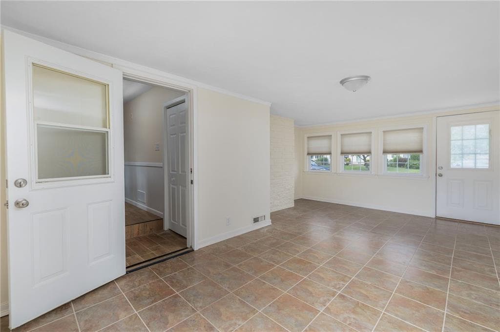 Single Family Residence at 56 Fashion Drive, Warwick, photo 16 of 40