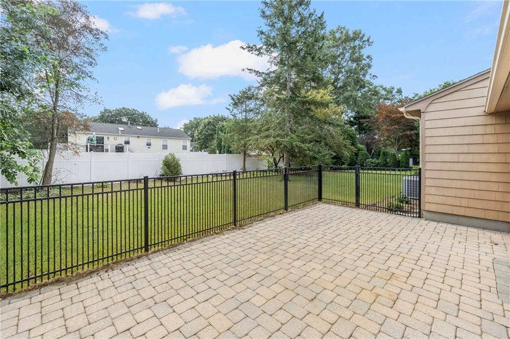 Single Family Residence at 56 Fashion Drive, Warwick, photo 12 of 40