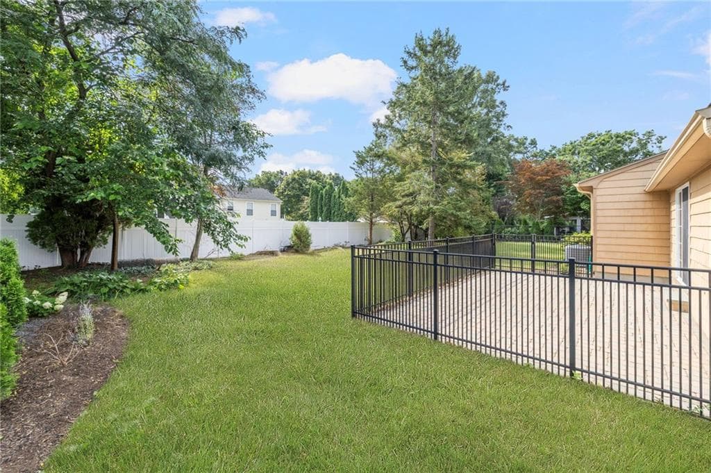 Single Family Residence at 56 Fashion Drive, Warwick, photo 5 of 40