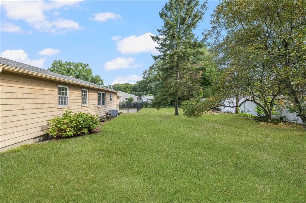 Single Family Residence at 56 Fashion Drive, Warwick, photo 10 of 40