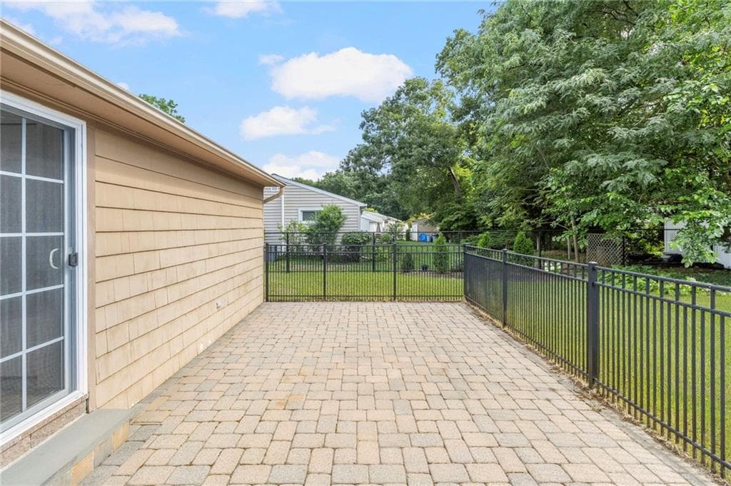 Single Family Residence at 56 Fashion Drive, Warwick, photo 11 of 40