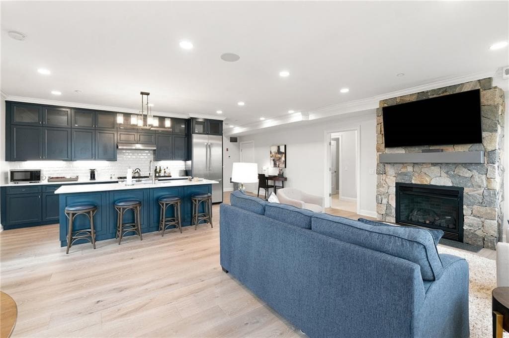Condominium at 2 Bumblebee Lane, Richmond, photo 6 of 28