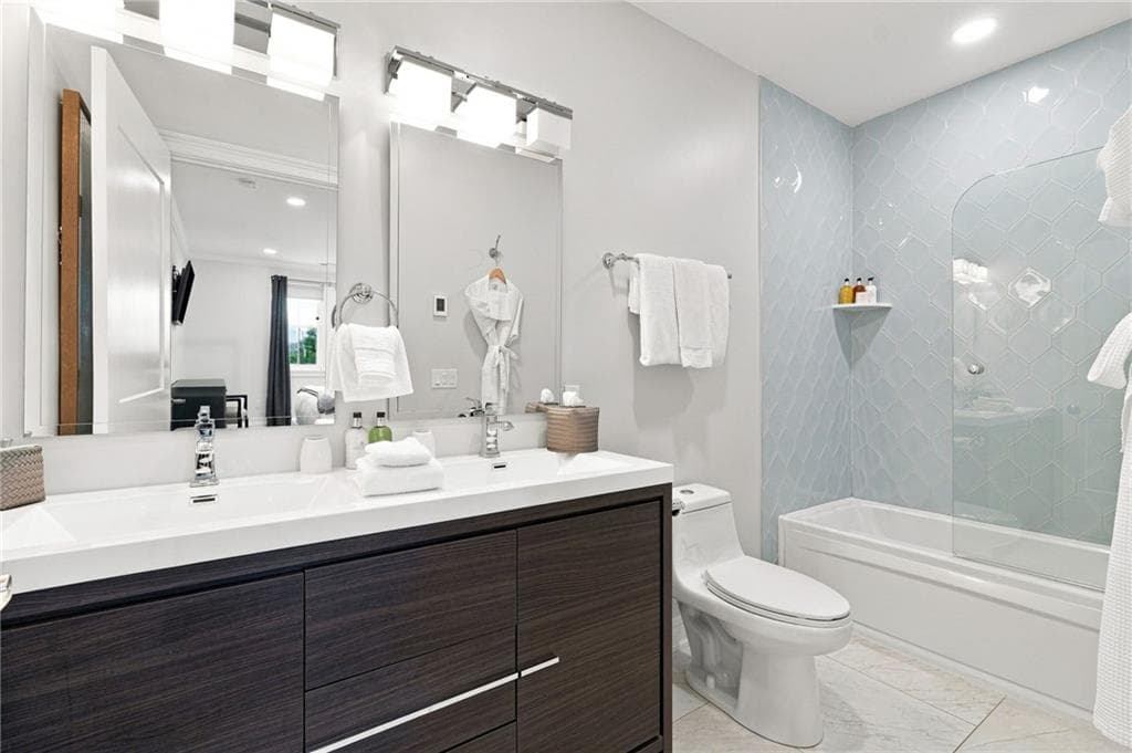 Condominium at 2 Bumblebee Lane, Richmond, photo 13 of 28