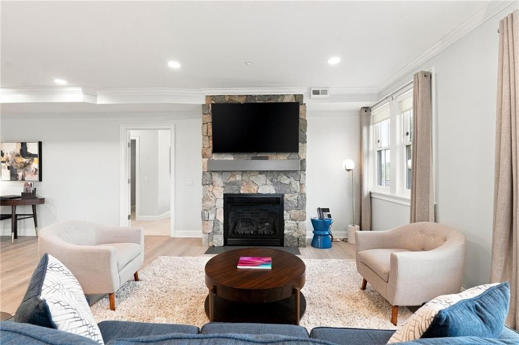 Condominium at 2 Bumblebee Lane, Richmond, photo 9 of 28