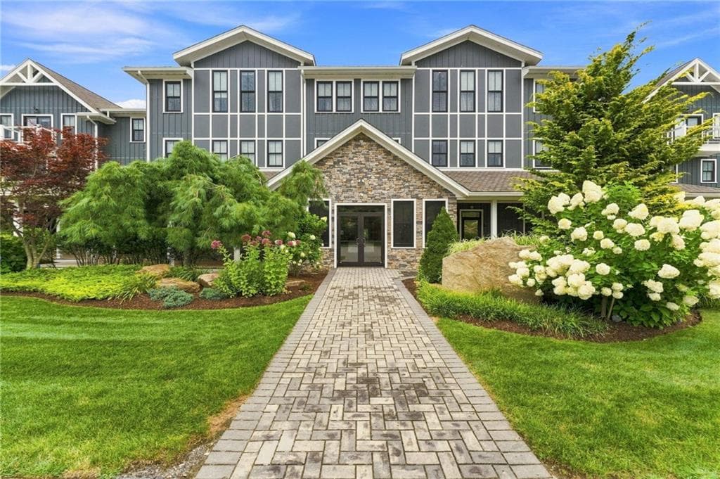 Condominium at 2 Bumblebee Lane, Richmond, photo 4 of 28